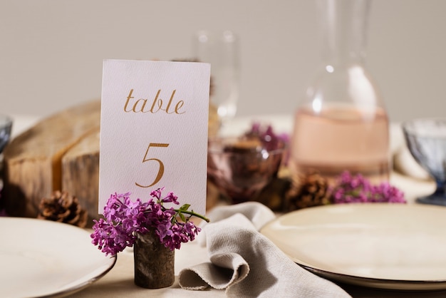 Mesa de boda de alto ángulo con flores.