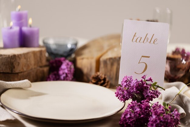 Mesa de boda de alto ángulo con hermosas flores.