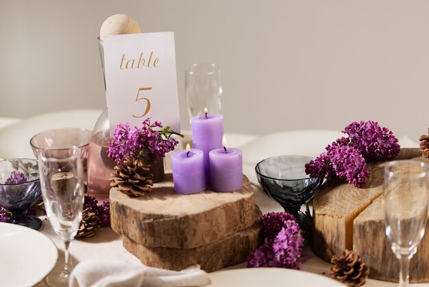 Mesa de boda de alto ángulo con velas y flores.