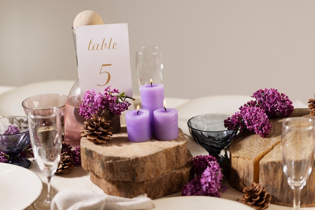 Mesa de boda de alto ángulo con velas y flores.