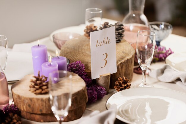 Mesa de boda de alto ángulo con velas.