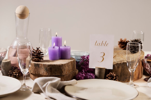 Mesa de boda de ángulo alto con platos