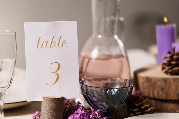 Mesa de boda de ángulo alto con tarjeta de número