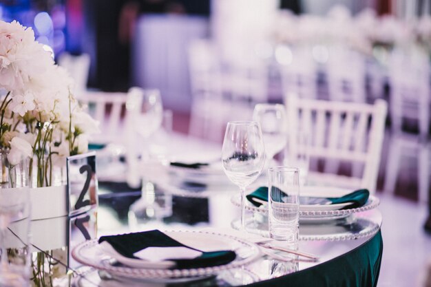 Mesa de boda brillante y elegante que sirve