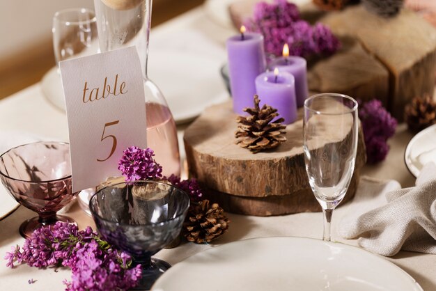 Mesa de boda con velas encendidas y flores de ángulo alto.