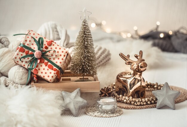 Mesa de bodegón navideño con decoración festiva.