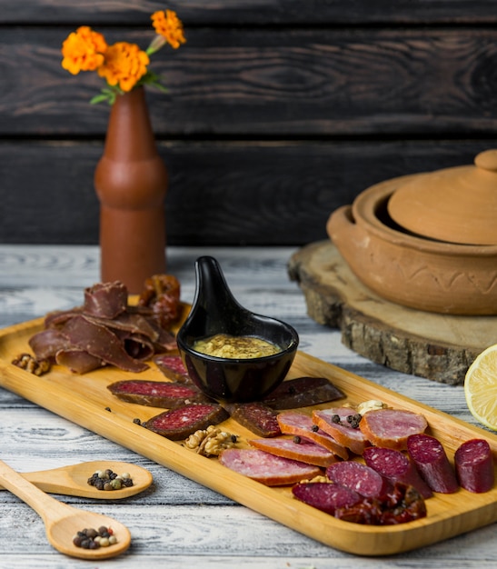 Mesa de carne sobre tabla de madera