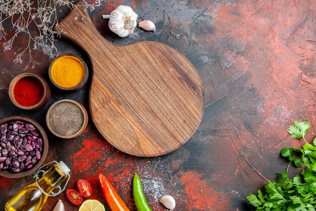 Mesa de cena botella de aceite caído tabla de cortar de frijoles y diferentes especias