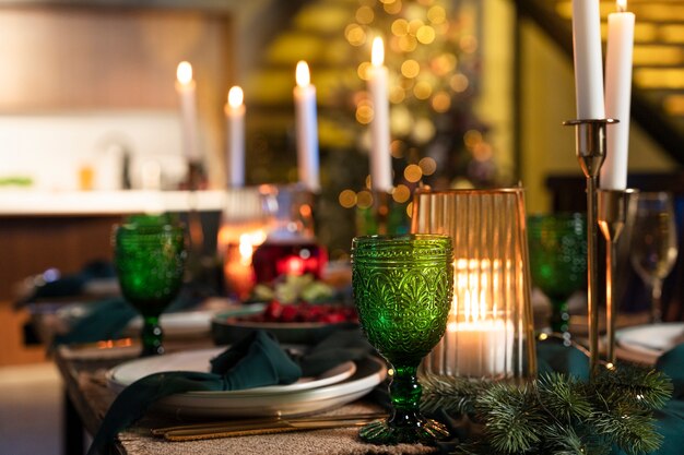 Mesa de cena de fiesta de año nuevo decorada