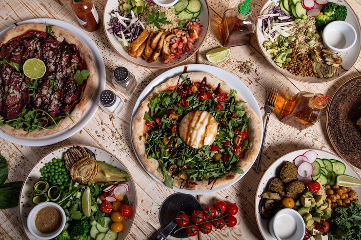 Foto gratuito mesa de cena llena de ensaladas y platillos tradicionales mexicanos
