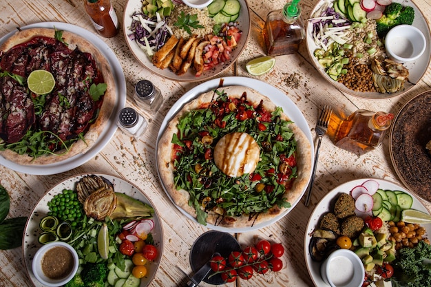 Mesa de cena llena de ensaladas y platillos tradicionales mexicanos