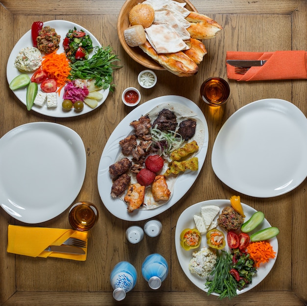 Mesa de cena de vista superior con alimentos para dos personas.