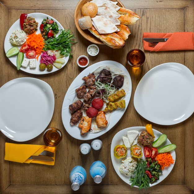 Mesa de cena de vista superior con alimentos para dos personas.