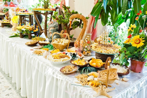 Mesa de cerveza de bocadillos en la recepción de la boda