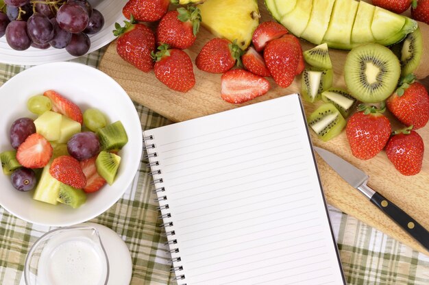 Mesa de cocina llena de fruta