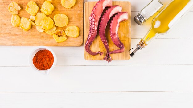 Mesa de cocina con patatas y pulpo