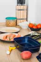 Foto gratuita mesa de cocina con platos de pescado y verduras