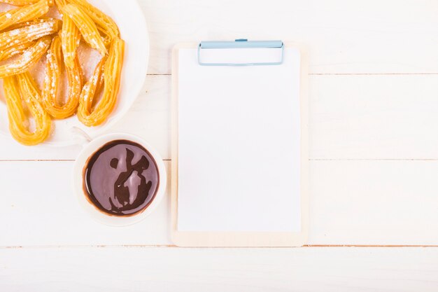 Mesa de cocina con portapapeles y plato con pretzels