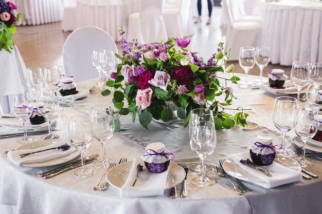 Mesa de comedor al estilo provenzal con tarro de mermelada y lavanda