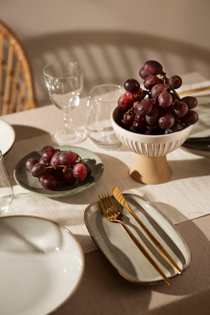 Foto gratuita mesa de comedor de ángulo alto con uvas.