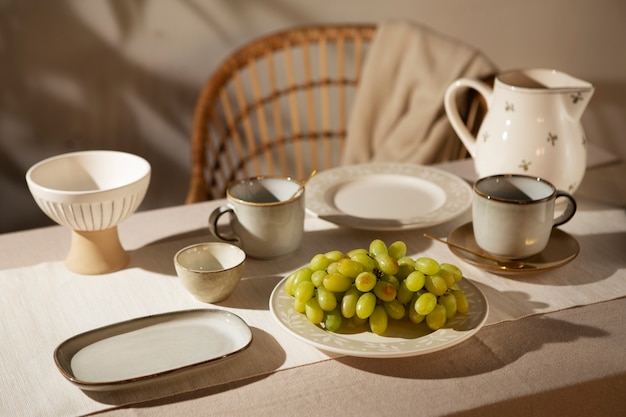 Foto gratuita mesa de comedor de ángulo alto con uvas.