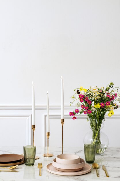 Mesa de comedor en un comedor moderno de estética boho chic