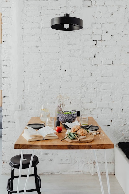 Mesa de comedor desordenada con un libro