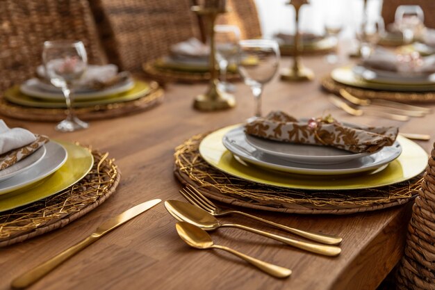 Mesa de comedor de primer plano con detalles de placas