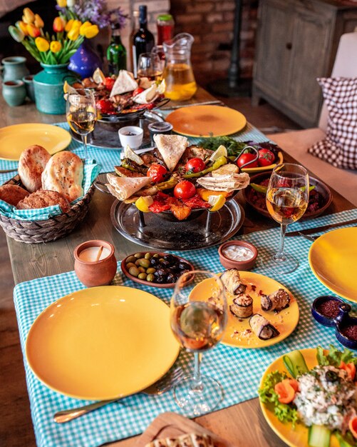 Mesa de comedor con salvia y varios aperitivos.