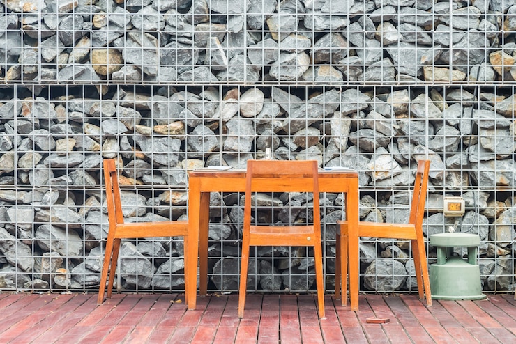 Foto gratuito mesa de comedor y silla de madera con decoración interior.