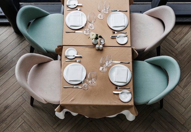 Mesa de comedor vacía en un restaurante