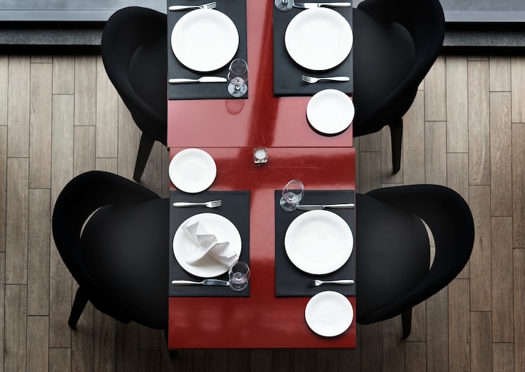 Foto gratuito mesa de comedor vacía en un restaurante