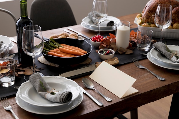 Mesa con comida para el día de acción de gracias.