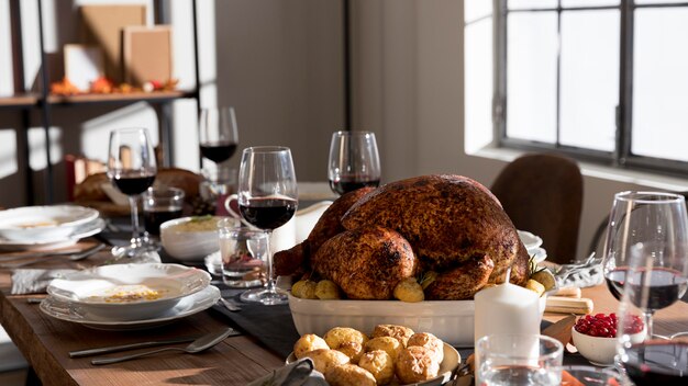 Mesa con comida tradicional para el día de acción de gracias