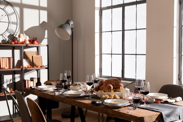 Mesa con comida tradicional servida el día de acción de gracias