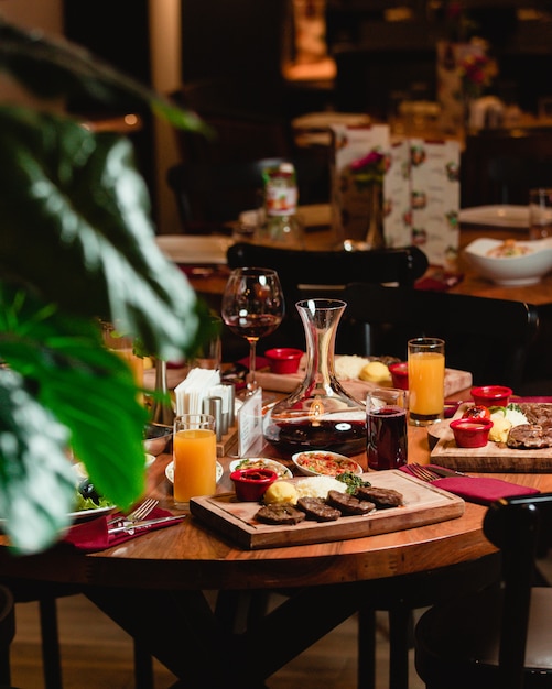 Una mesa con comidas y refrescos en un restaurante.