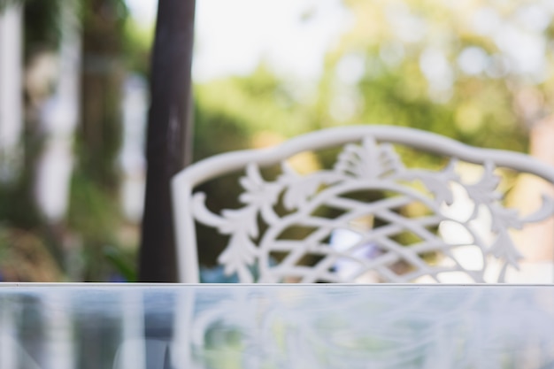 Mesa de cristal en el jardín