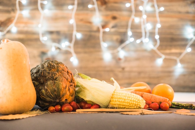 Mesa cubierta con diferentes verduras.