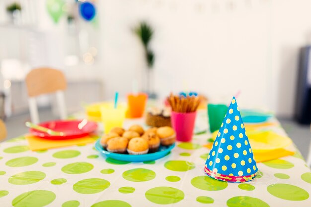 Mesa de cumpleaños con tapas de colores