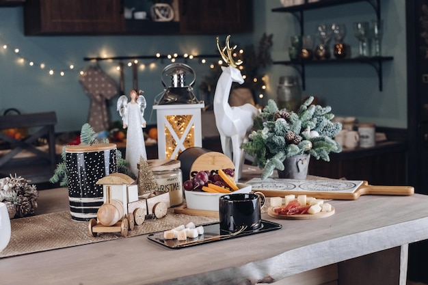 Mesa de decoración navideña festiva con taza grande de bebida caliente con primer plano de azúcar y bocadillos. La comodidad de la temporada de diciembre decorando listo para un descanso para tomar café en una acogedora habitación celebrando las vacaciones de Año Nuevo