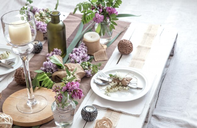 Mesa decorada maravillosamente elegante para vacaciones