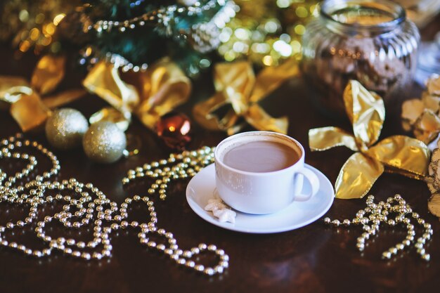 Mesa decorada para navidad con una taza