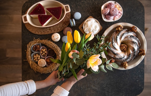 Mesa de desayuno o brunch llena de ingredientes saludables para una deliciosa comida de Pascua con amigos y familiares alrededor de la mesa. El concepto de Semana Santa y valores familiares.