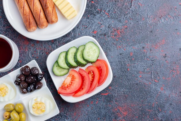 Mesa de desayuno rico tradicional con variedad de alimentos.