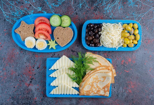 Mesa de desayuno rico tradicional con variedad de alimentos.