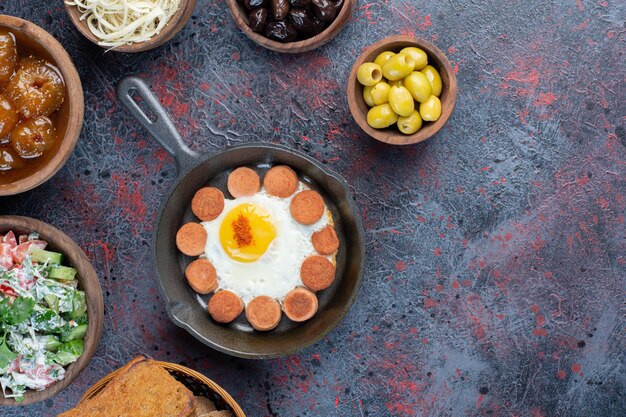 Mesa de desayuno rico con variedad de alimentos.