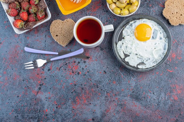 Mesa de desayuno rico con variedad de ingredientes.