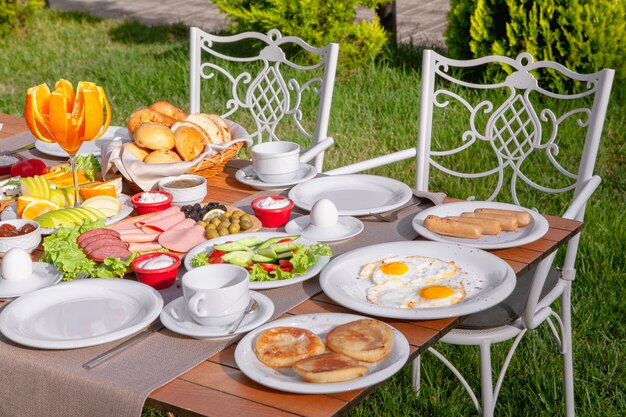 Mesa de desayuno en la vista de ángulo alto de la naturaleza