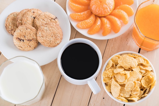 Foto gratuita mesa de desayuno