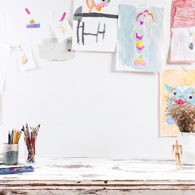 Mesa de dibujo con pinturas infantiles